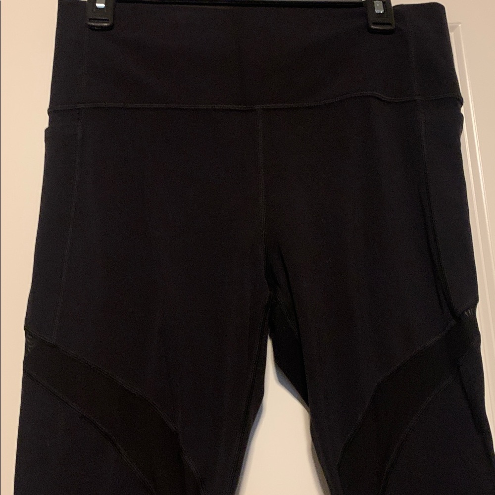 Athleta Salutation Stash Black Tights 7/8
Sz Large, GUC - Picture 3 of 6
